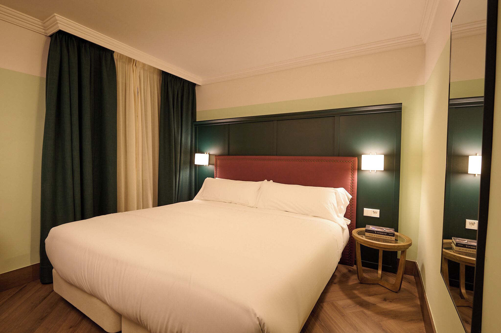 Cozy Essential | Brankas, tirai kedap cahaya, setrika/meja setrika, dan Wi-Fi gratis