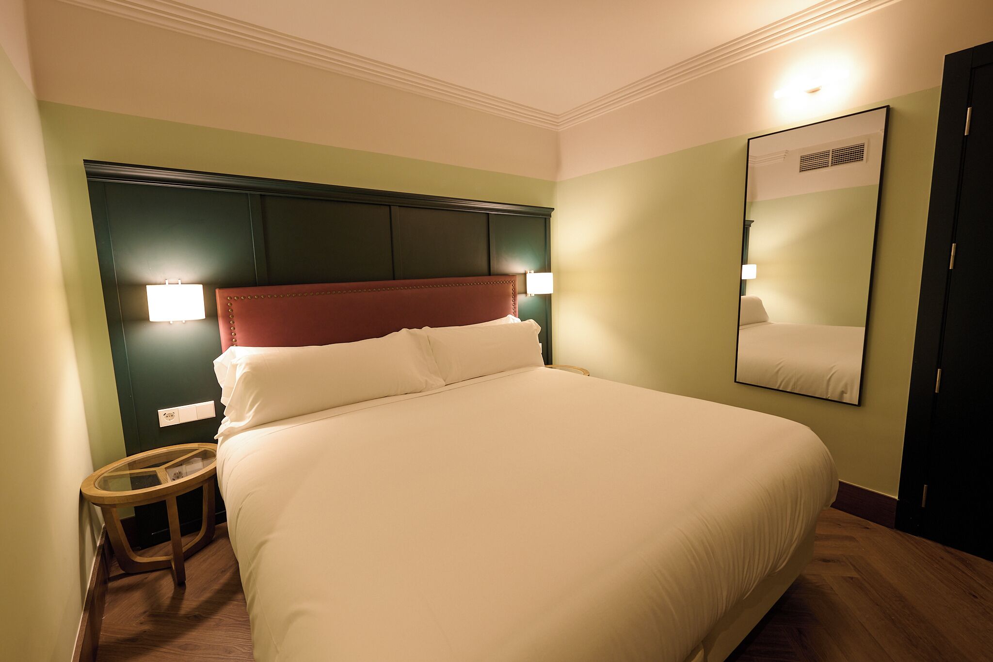 Interior Basic | Brankas, tirai kedap cahaya, setrika/meja setrika, dan Wi-Fi gratis