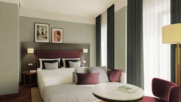 Cofres nos quartos, cortinas blackout, ferros/tábuas de passar roupa