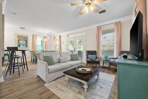 Smart TV - Recently Refreshed Crystal Beach Retreat Pet Friendly, Steps to Pool, Shuttle & Emerald Coast! (Destin)