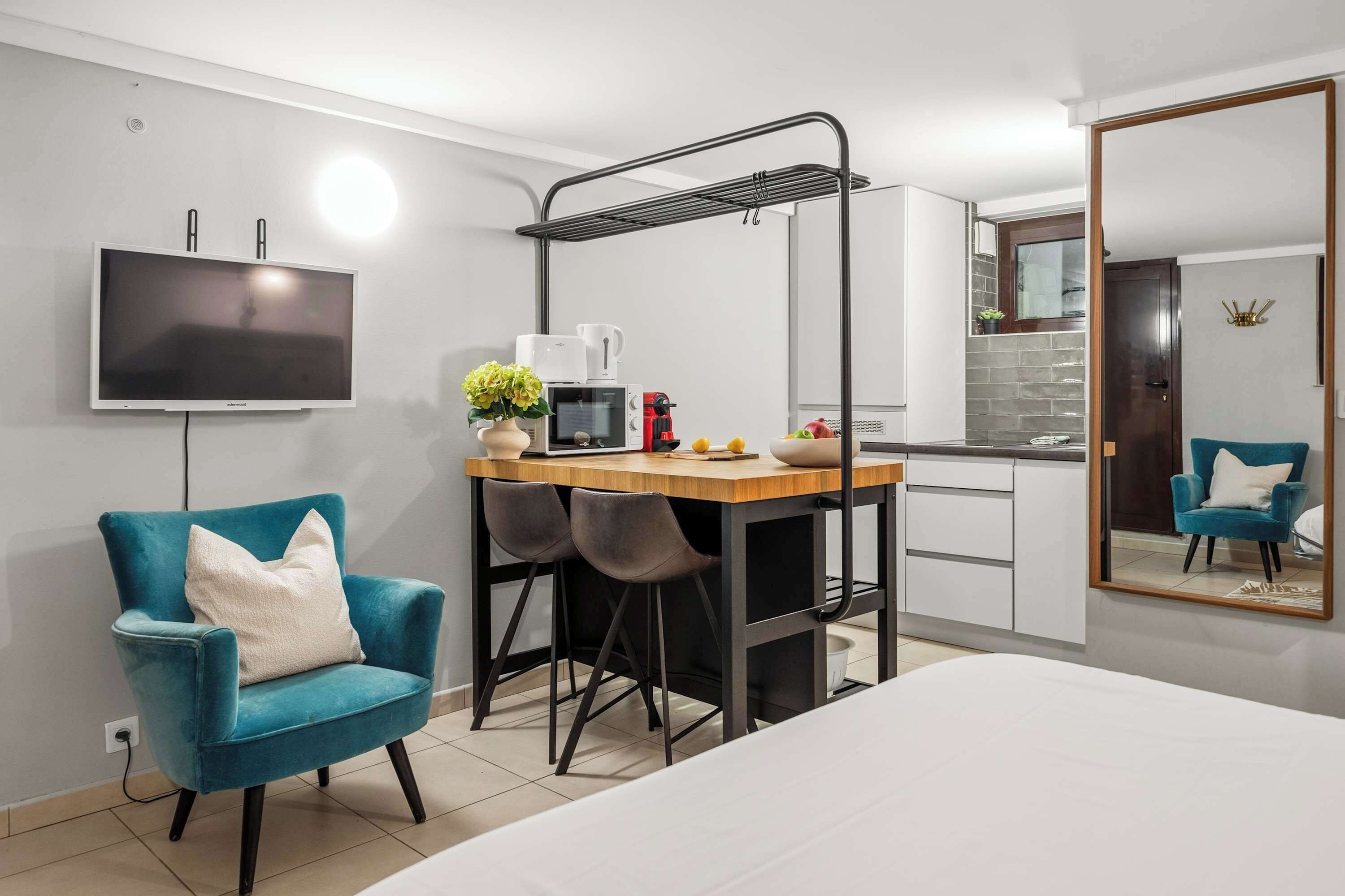 Iron/ironing board, travel crib, WiFi, bed sheets