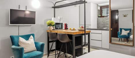 Iron/ironing board, travel crib, WiFi, bed sheets