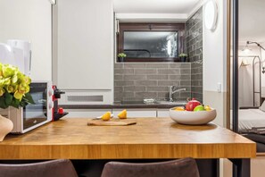 Réfrigérateur, micro-ondes, four, cafetière/bouilloire