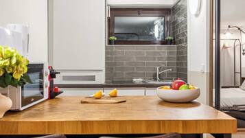 Réfrigérateur, micro-ondes, four, cafetiÚre/bouilloire