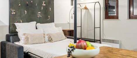 Tabla de planchar con plancha, cuna de viaje, wifi y ropa de cama