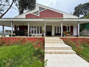 Front of property - Nilgiris Inn (Kotagiri)
