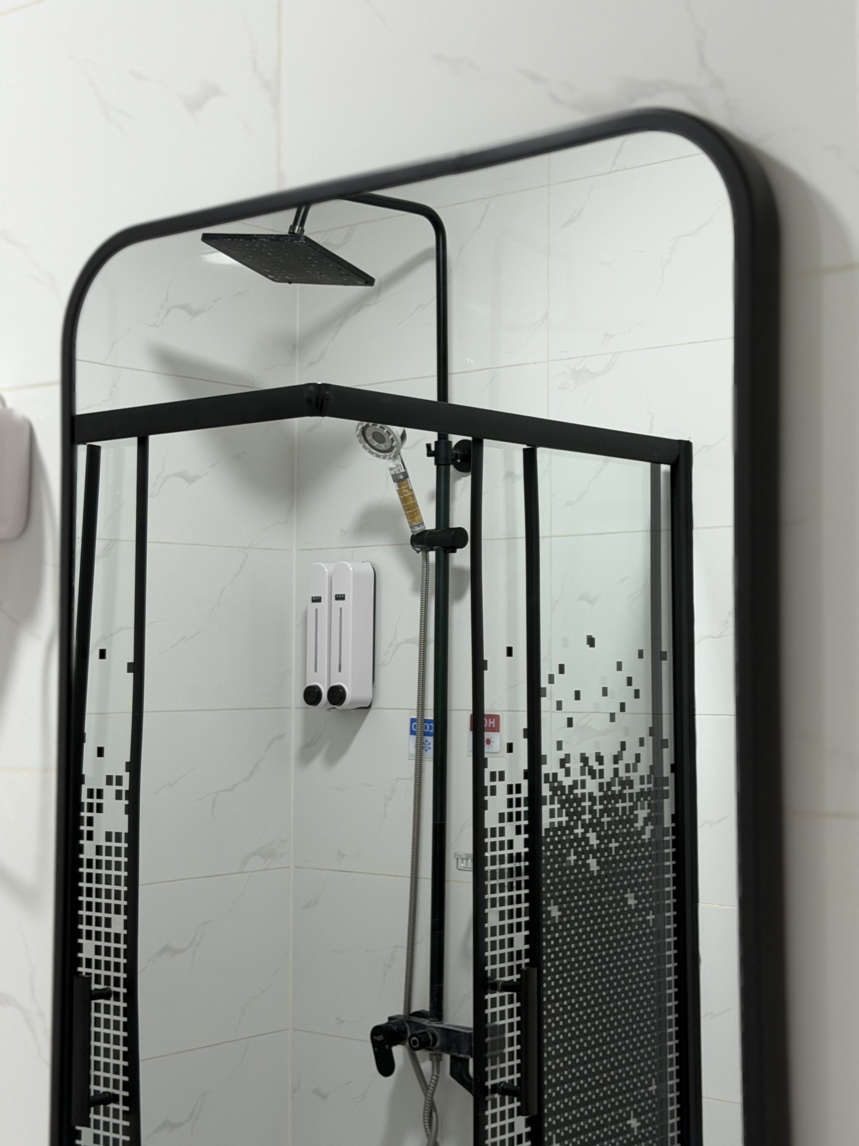 Douche, serviettes fournies, savon, shampooing