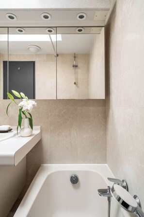 Shower, hair dryer, towels, shampoo - Vivre Cannes | Balcony | Bathtub | Parking | Lift (Cannes)