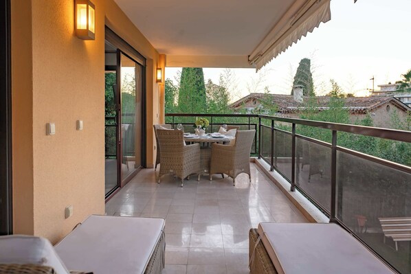 تناول الطعام بالخارج