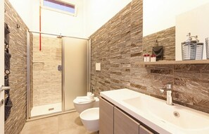 Dutxa, assecador de cabells, bidet i tovalloles 