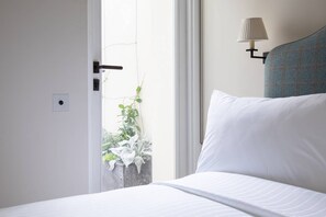 2 bedrooms, iron/ironing board, free WiFi, bed sheets - Sloane Gardens VIII by onefinestay (London)