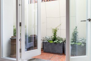 Interior - Sloane Gardens VIII by onefinestay (London)