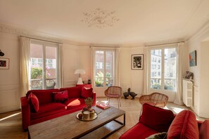 TV - Rue Barye by onefinestay (Paris)
