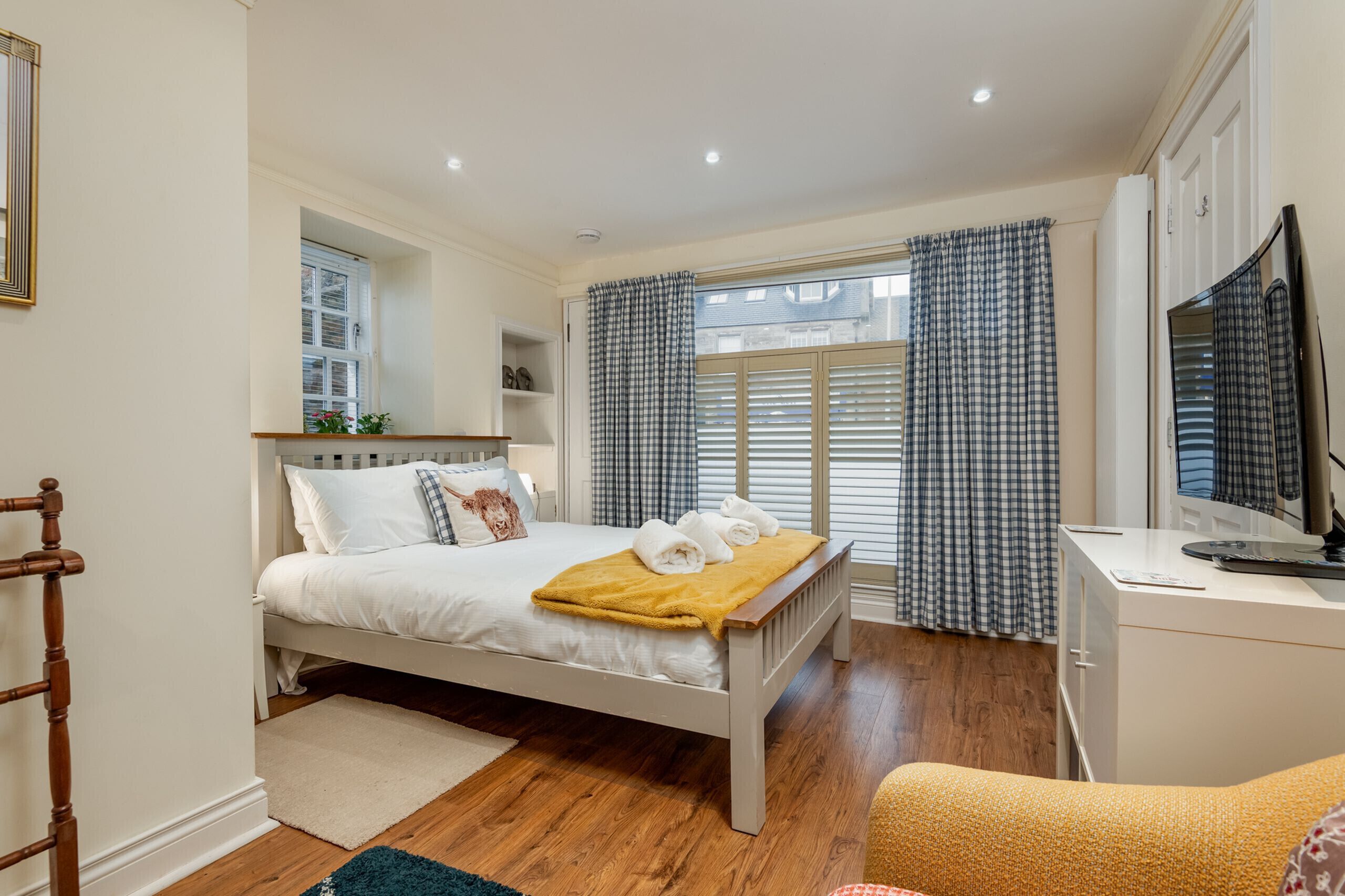 3 bedrooms, iron/ironing board, free WiFi, bed sheets