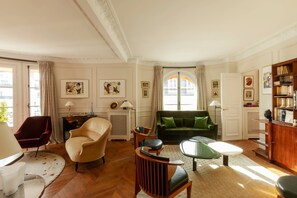 TV - Square de Robiac by onefinestay (Paris)