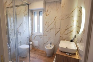 Douche, articles de toilette gratuits, sèche-cheveux, peignoirs