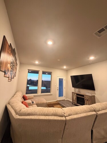 Gorgeous 4-bedroom house on the water in pleasant Slidell