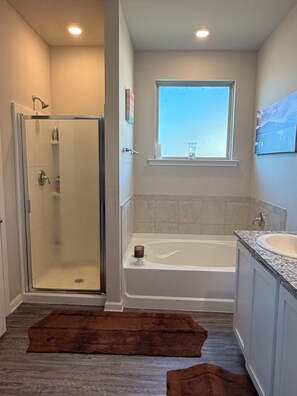 Towels, soap, toilet paper - Gorgeous 4-bedroom house on the water in pleasant Slidell (Slidell)