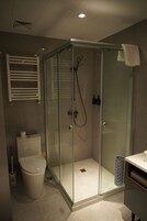 Habitación Deluxe con 2 camas individuales | Baño | Ducha, secador de pelo, zapatillas y toallas