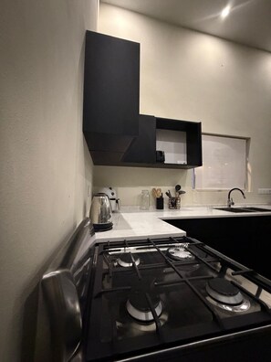 Fridge, microwave, coffee/tea maker, cookware/dishes/utensils - Stylish 2-bedroom retreat near Janthiel (Willemstad)