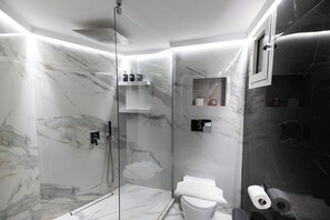 Shower, hair dryer, towels, soap - Two bedroom central apartent #by db apartments (Thessaloniki)