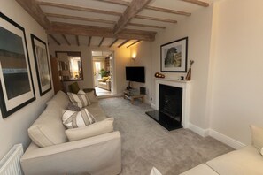 Smart TV - Beautifully Restored 2 Bedroom Period Property in Spofforth near Harrogate. (Spofforth)