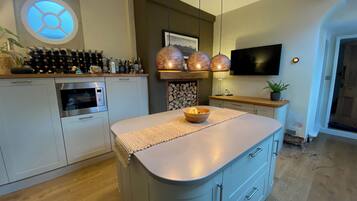 Coffee/tea maker, fridge, microwave, oven