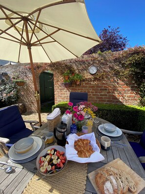 Outdoor dining - Beautifully Restored 2 Bedroom Period Property in Spofforth near Harrogate. (Spofforth)
