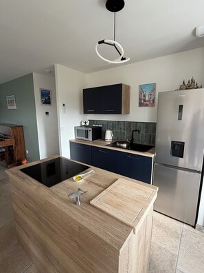 Fridge, microwave, oven, stovetop - Country house (5 travelers) (Quarouble)