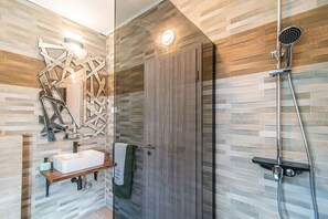 Shower, hair dryer, towels, toilet paper - Villa Ancora near Medulin for 10 persons with private pool & pet friendly - only 800 meters from beach (Ližnjan)