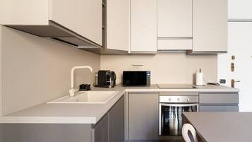 Kühlschrank, Mikrowelle, Geschirrspüler, Toaster