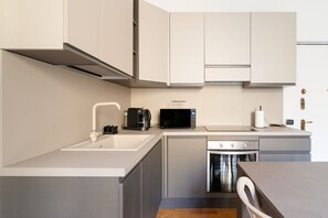 Kühlschrank, Mikrowelle, Geschirrspüler, Toaster