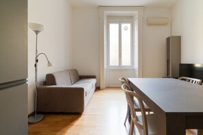 TV - GuestHost - Modern Flat near Darsena (Milan)