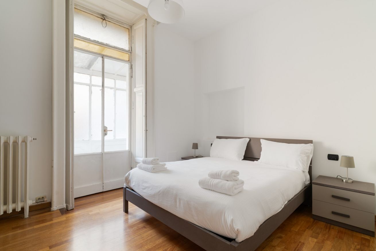 2 habitaciones y tabla de planchar con plancha 