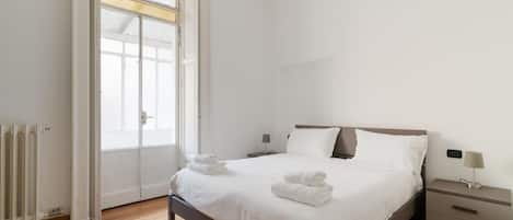 2 habitaciones y tabla de planchar con plancha