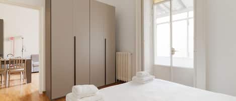 2 chambres, fer et planche à repasser