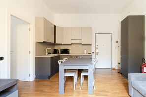 Fridge, microwave, dishwasher, toaster - GuestHost - Modern Flat near Darsena (Milan)