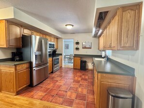 ثلاجة، ميكروويف، فرن، موقد طهي مسطح