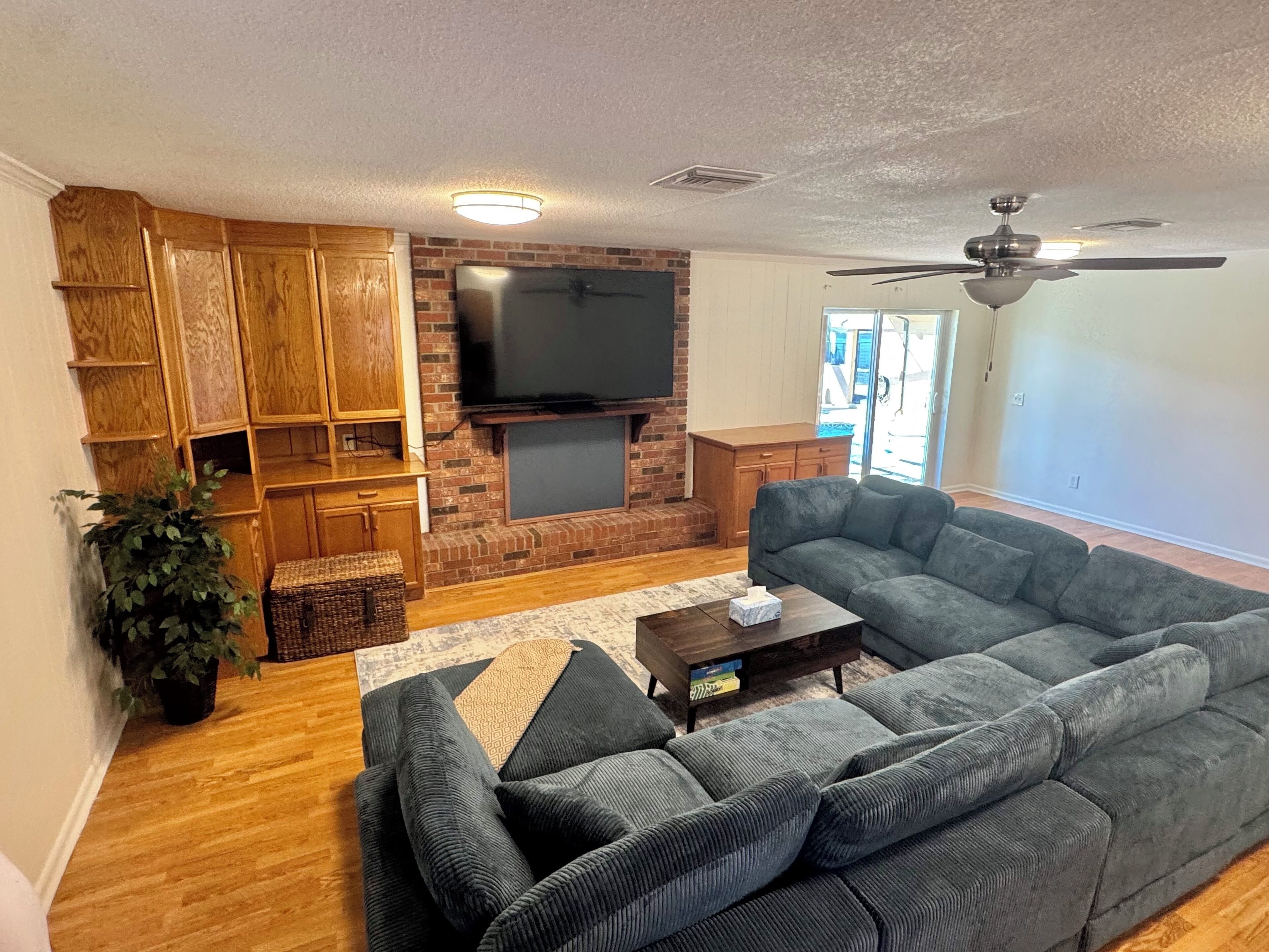 Smart TV, futbolito y libros 