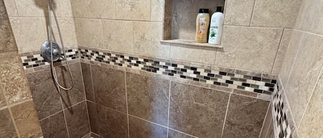 Douche, sĂšche-cheveux, serviettes fournies, savon