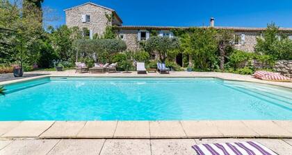 Gite pour 2 pers dans un Mas du 16e siĂšcle au pied du Village de Lussan.