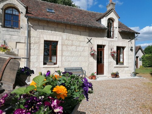 Rustic 2 bed self-catering cottage with heated pool & panoramic views.