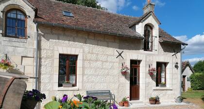 Rustic 2 bed self-catering cottage with heated pool & panoramic views.