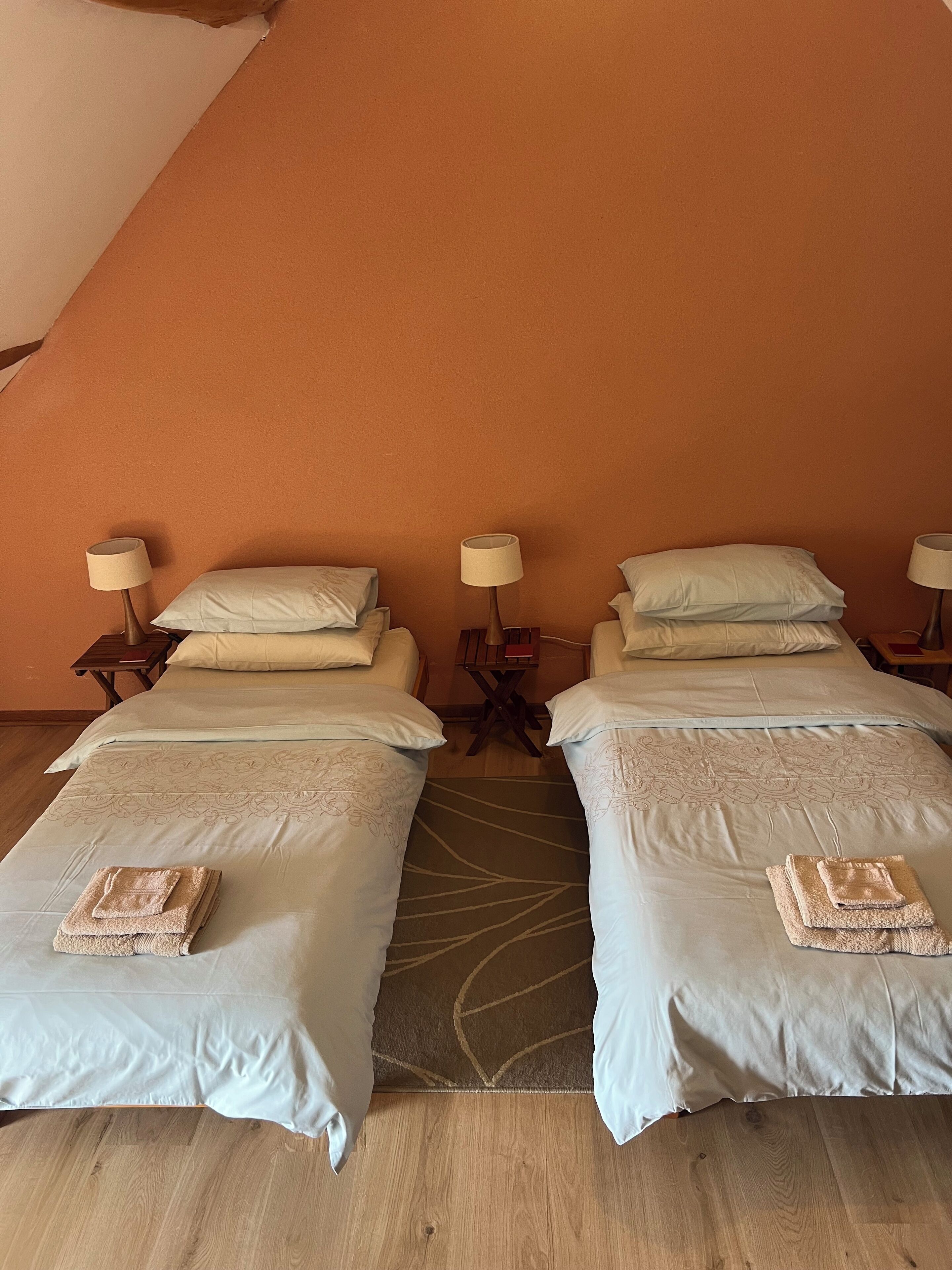 2 chambres, fer et planche à repasser, accès Internet, draps fournis