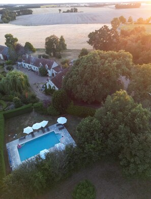 Exterior - Rustic 2 bed self-catering cottage with heated pool & panoramic views. (Le Petit-Pressigny)