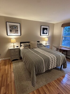 4 bedrooms, iron/ironing board, WiFi, bed sheets - 4-Bedroom House, Mid-Island Nantucket (Nantucket)
