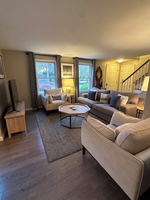 Living area - 4-Bedroom House, Mid-Island Nantucket (Nantucket)