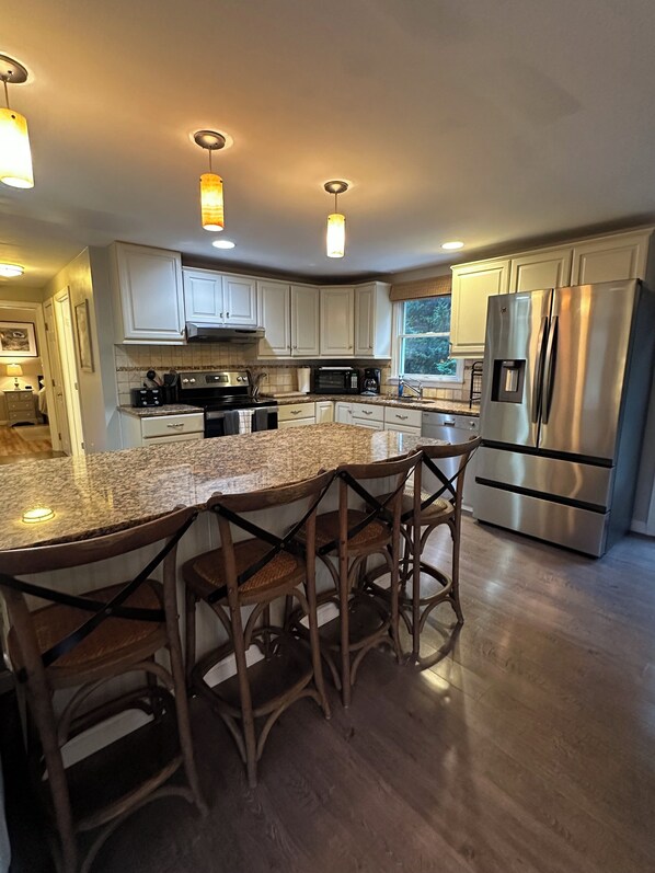 Private kitchen - 4-Bedroom House, Mid-Island Nantucket (Nantucket)
