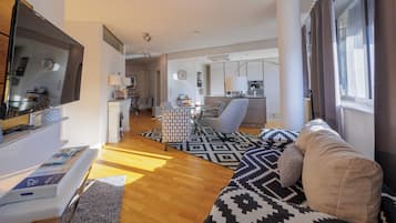 Smart TV, books, stereo