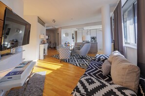 Smart TV, books, stereo - Luxury City Apartment Villach/Central/AirCon/Modern/Free Parking/Kitchen/Balcony (Villach)